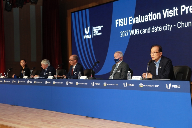 2027하계세계대학경기대회 평가단이 29일 청주 오송에서 기자회견을 갖고 있다. 충북도 제공.