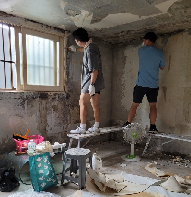 청년건축학교 관계자들이 신길6동 침수 피해가구에 재능기부로 도배 작업을 진행하고 있다. 영등포구 제공