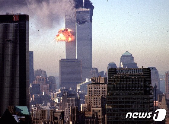 대표적인 음모론 가운데 하나는 9·11테러가 미국 정부의 자작극이라는 주장이다. 이들은 딱 한 명을 빼고는 그 어떤 ‘팩트’에도 생각을 바꾸지 않았다. 사진은 2001년 9월 11일 미국 뉴욕 세계무역센터 쌍둥이 빌딩에 비행기가 부딪치는 모습. AFP 뉴스1