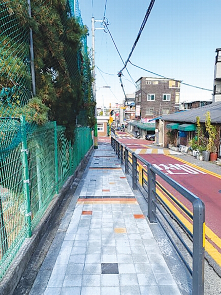 서울 성동구 한 통학로의 전신주를 이전해 통행 불편을 해소한 모습. 성동구 제공