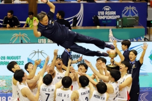 10점 차 日 잡고 22년 만에 정상… 될성부른 농구 떡잎