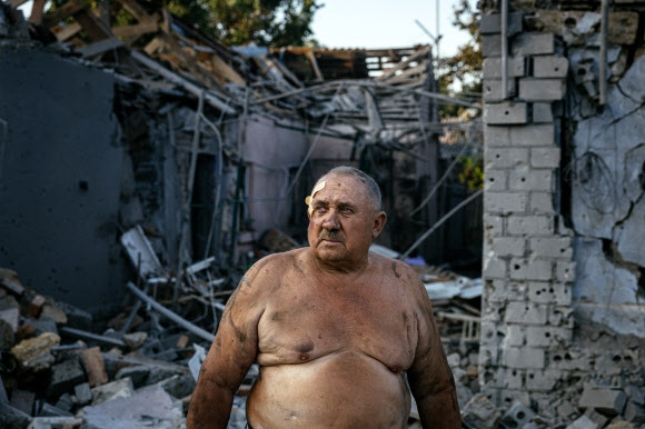 우크라이나 미콜라이우주에서 한 남성이 미사일 공격으로 파괴된 자신의 집 앞에 서 있다. 우크라이나군 남부사령부는 29일(현지시간) 현재 러시아군이 장악하고 있는 헤르손 등 남부 지역을 탈환하기 위해 반격을 시작했다고 밝혔다. 2022.8.29 AFP 연합뉴스