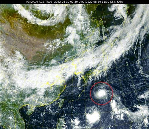 30일 오전 11시 30분 천리안위성 2A호에 포착된 제11호 태풍 힌남노(붉은 원). 국가기상위성센터 제공