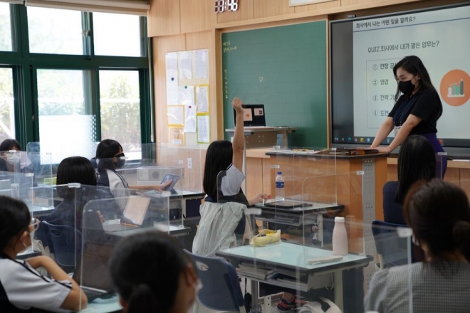 지난 23일 상명사대부여중에서 스마트시티 창의교육이 진행되고 있는 모습. 종로구 제공.