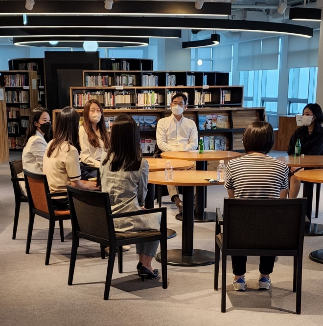 30일 서울 신천동 삼성SDS 본사를 방문한 이재용 삼성전자 부회장이 워킹맘 직원들과 대화를 나누고 있다. 삼성전자 제공
