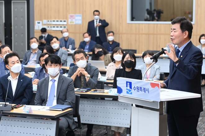 김진표 국회의장이 30일 오전 시청 중회의실에서 열린 수원시 확대간부회의에 참석해 이재준 시장과 공무원 등 70여 명을 상대로 ‘수원화성 군 공항 이전과 한국형 실리콘밸리 조성’을 주제로 한 특별강연을 하고 있다. 수원시 제공 