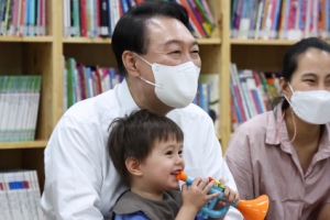 尹대통령 공동육아나눔터 찾아… “아이들은 국적 상관없이 중요한 자산”