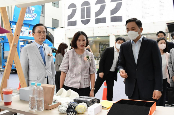 26일 ‘2022 강남 디자인위크’에 참석해 행사 현장을 둘러보고 있는 이새날(가운데) 시의원.