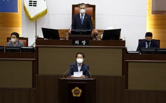 조희연(아랫줄) 서울시교육감이 29일 서울시의회에서 열린 제313회 임시회에서 발언하고 있다. 윗줄 가운데는 김현기 서울시의장. 뉴시스