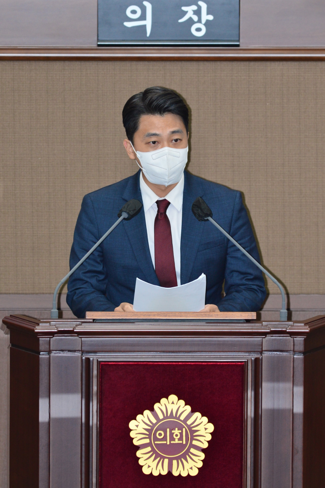 서울시의회 교육위원회 이희원 의원이 29일 제313회 임시회 본회의에서 5분 자유발언을 통해 학생들의 학습권 및 안전보장을 위한 대책마련에 최선을 다할 것을 주문하고 있다.