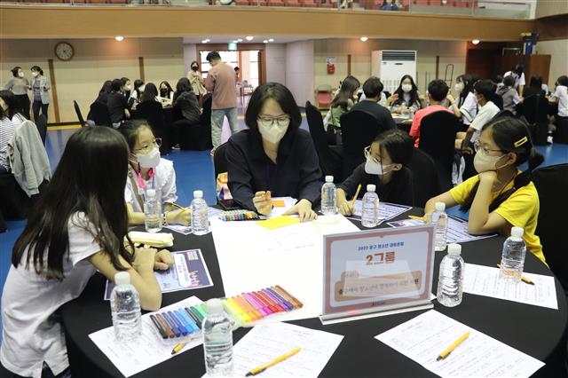 지난 27일 중구구민회관에서 열린 청소년 대토론회에 참가한 청소년들이 주제를 놓고 조별 토론을 하고 있다. 중구 제공