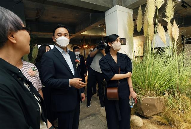 지난 26일 강남구 학동로에 위치한 강남디자인위크 주제관에서 조성명(오른쪽 두 번째) 강남구청장이 자연과 인간의 공존을 주제로 전시된 작품을 보며 관계자의 설명을 듣고 있다. 강남구 제공