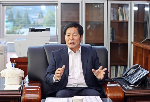 공영민 고흥군수가 “통합, 변화, 공정을 시대정신으로 삼아 군민 모두가 하나로 똘똘 뭉친 ‘하나 된 고흥’을 만들어 가겠다”고 포부를 밝히고 있다. 고흥군 제공