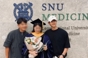 송중기, 서울대 학위수여식 포착…어깨에 손 올린 여성 누구?
