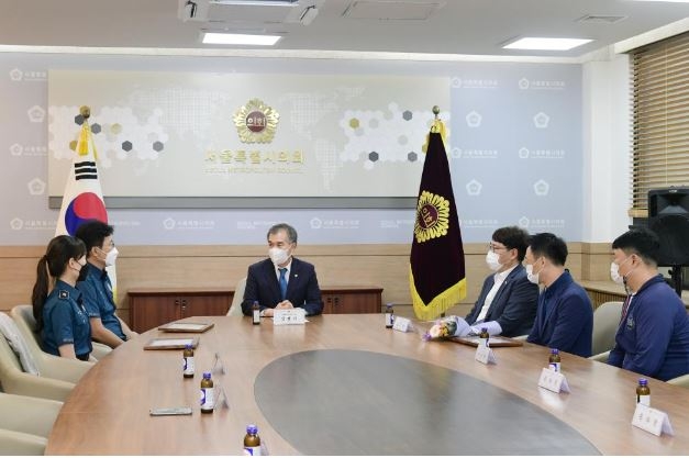 왼쪽부터 김용선 경사, 최원영 순경, 김현기 의장, 이상현 대표, 김지향 의원, 축하객