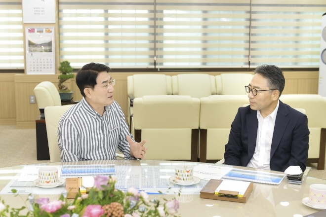 노관규 순천시장이 임영록(오른쪽) 신세계프라퍼티 대표에게 스타필드 순천 유치 필요성에 대해 설명하고 있다. 