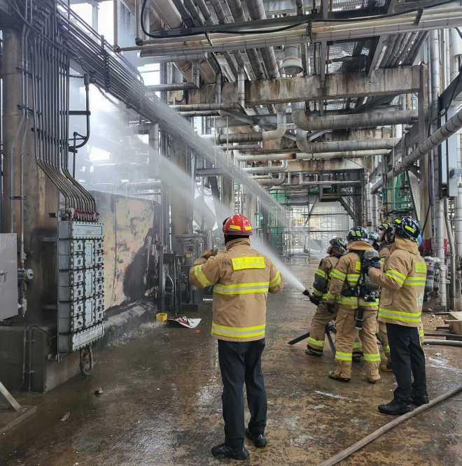 31일 오후 3시 42분쯤 울산 남구 SK지오센트릭 폴리머공장에서 폭발사고가 발생해 소방대가 화재를 막기 위해 물을 뿌리고 있다. 울산소방본부 제공