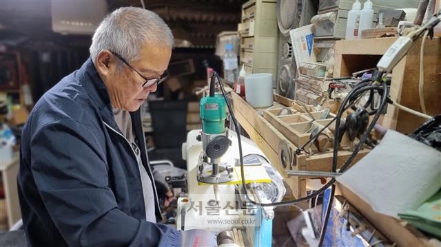 ‘안강할배’ 정동문씨가 31일 자신의 작업실에서 포스코에서 개조해 준 기계를 이용해 샤프 연필을 만들고 있다.