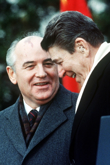 미하일 고르바초프(왼쪽) 전 소련 대통령과 로널드 레이건 전 미국 대통령이 1987년 12월 8일 백악관에서 핵탄두 장착이 가능한 중·단거리 미사일을 폐기하기로 한 ‘중거리핵전력조약’(INF) 서명을 앞두고 대화하고 있다. INF는 미소 정상이 서명한 첫 군축 조약으로, 냉전 종식을 향한 상징적 조치로 평가됐다. 워싱턴 AFP 연합뉴스