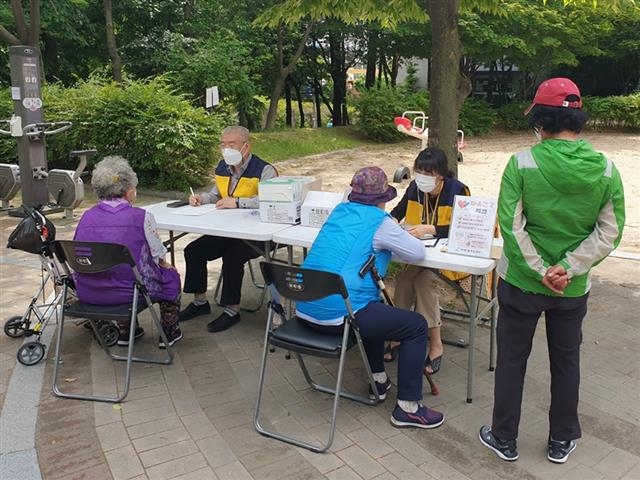 서울 노원구에서 이웃사랑봉사단이 ‘찾아가는 마음건강평가’를 실시하고 있다. 노원구 제공