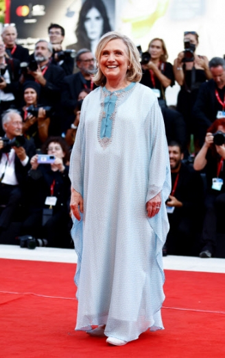 힐러리 클린턴 전 미국 국무장관이 31일(현지시간) 이탈리아 베네치아에서 열린 제79회 베니스 국제 영화제의 개막식과 영화 ‘화이트 노이즈’(White Noise)의 시사회에 참석하고 있다.<br>로이터 연합뉴스
