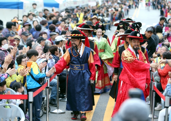 2019년 정조대왕 능행차 재현행사에서 시흥현령으로 분장한 유성훈(왼쪽) 금천구청장 등 출연진들이 입장하고 있다. 금천구 제공