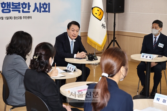 윤석열 대통령이 1일 오전 서울 종로구 창신2동 주민센터에서 열린 ‘위기가구 발굴 체계 강화를 위한 현장간담회’에서 모두발언을 하고 있다. 2022. 9. 1 박지환 기자