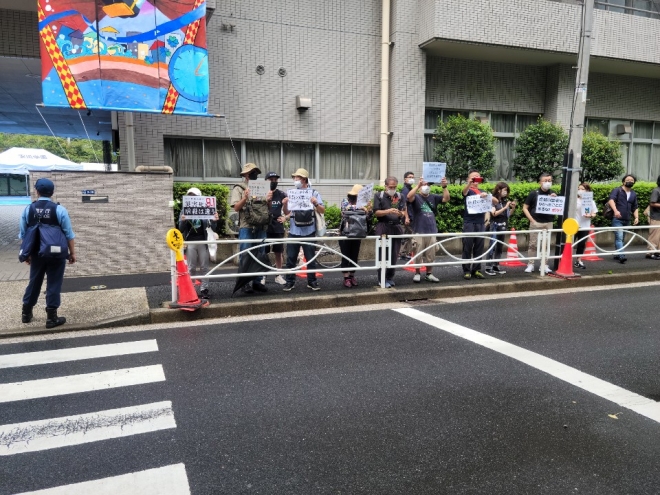 일본 우익단체에 항의하는 일본 시민들