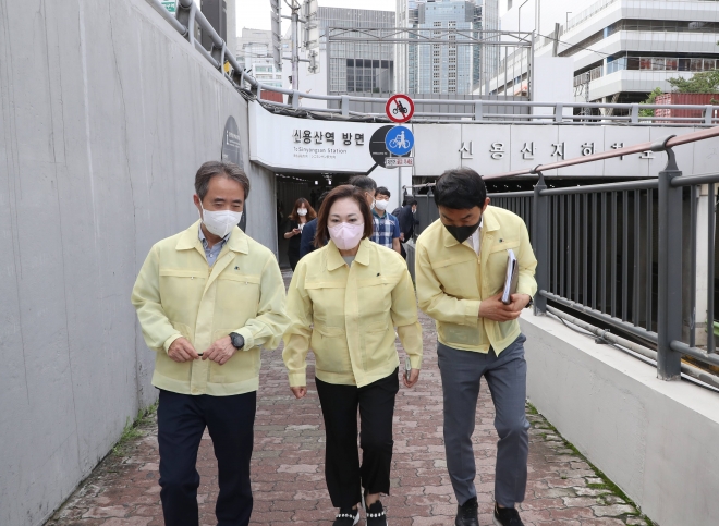 박희영(가운데) 서울 용산구청장이 지역 내 중대재해 관리 시설 중 하나인 신용산 지하차도를 둘러보고 있다. 용산구 제공