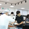 식당 배식대 앞에서 총장 취임식...정현태 경일대 총장