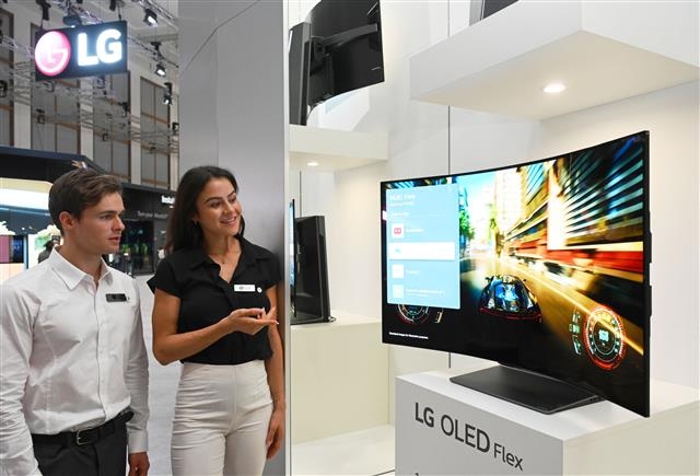 LG전자 모델들이 벤더블 게이밍 올레드 TV ‘플렉스’를 소개하고 있다. LG전자 제공