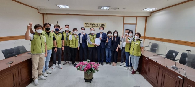 보건의료노조 경기지역본부와 경기도 관계자가 1일 새벽 경기지방노동위원회에서 노정교섭을 마치고 기념사진을 촬영하고 있다. 보건의료노조