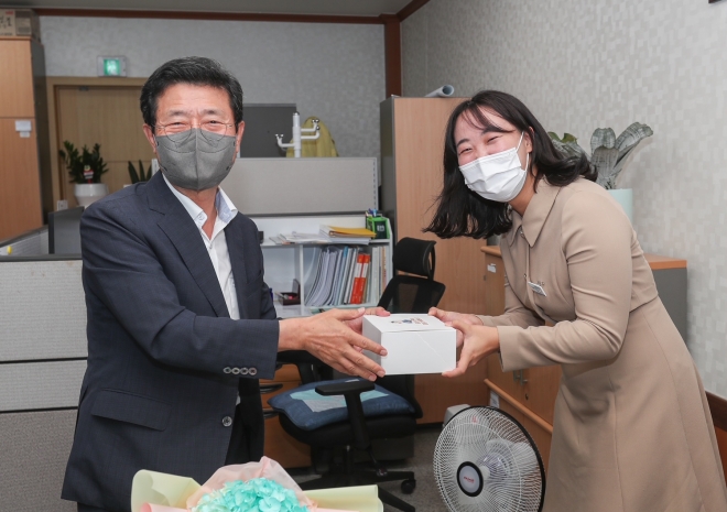 정인화 광양시장이 격무부서를 찾아 직원들에게 간식을 전달하고 있다.