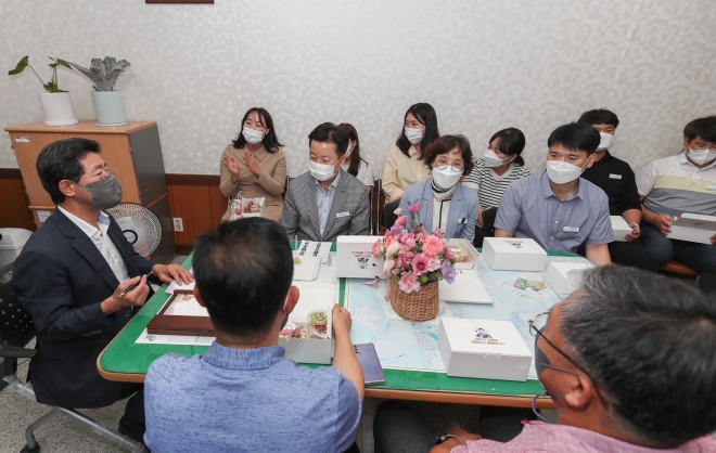 정인화 광양시장이 ‘광양시가 응원합니다’ 자리를 마련, 직원들을 격려하고 고충을 나누는 ‘눈높이 소통’을 펼쳐 눈길을 끌고 있다. 