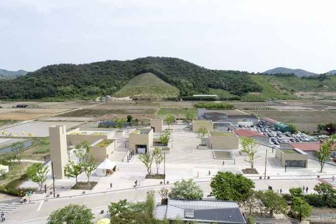 1일 봉하마을에 개관한 노무현 전 대통령 기념·전시관 ‘깨어있는시민 문화체험전시관’ 