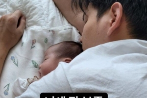 아빠 무거워요…제이쓴, 아기와 잠들었는데 포즈가