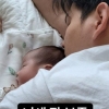 아빠 무거워요…제이쓴, 아기와 잠들었는데 포즈가