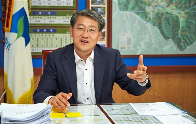 김순호 전남 구례군수가 1일 서울신문과의 인터뷰에서 “지방분권 시대에 중앙정부와 전 국민에게 희망을 주는 행복 도시로 도약해 나가겠다”고 포부를 밝히고 있다. 구례군 제공