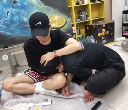 방송인 기안84와 래퍼 사이먼 도미닉이 브로맨스를 과시했다. SNS 캡처