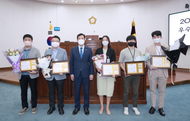 하남시의회 강성삼 의장이 지난 1일 도시발전 분야 적극행정 실천으로 시민의 편익 증진에 기여한 2022년 3분기 우수공무원들과 기념촬영을 하고 있다.  하남시의회 제공