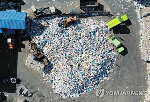 부천 대장동 자원순환센터에 쌓인 재활용 쓰레기. 연합뉴스