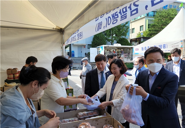 지난 1일 ‘2022 추석맞이 강남구 농축수산물 직거래장터’에서 농가 제품을 구매하는 이새날 서울시의원.