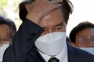 조국 “아빠 준비됐다, 문제는 이메일로”…검찰이 공개한 ‘아빠찬스’ 전말 