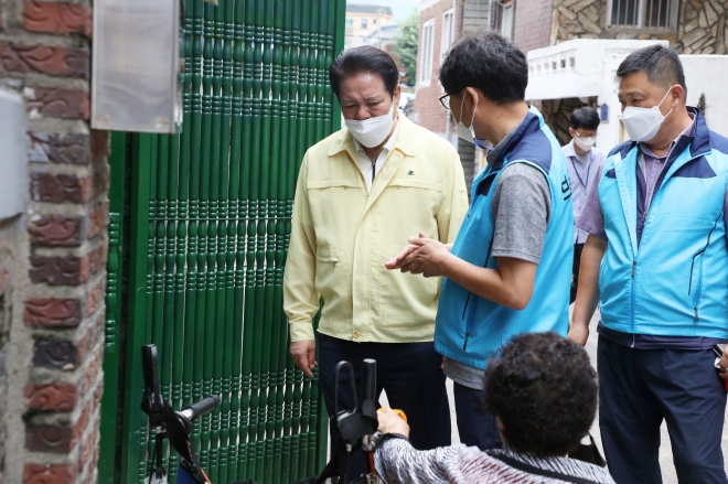 최대호 안양시장이 지난 8월 19일 안양시 수해 복구현장을 점검하고 있다. 안양시