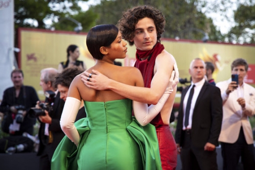 Taylor Russell, left, Timothee Chalamet pose for photographers upon arrival at the premiere of the film ‘Bones and All’ during the 79th edition of the Venice Film Festival in Venice, Italy, Friday, Sept. 2, 2022. AP 연합뉴스