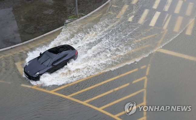 폭우에 대피하는 차량. 기사와 직접 관련이 없는 자료사진. 연합뉴스