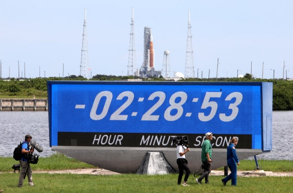 아르테미스 미션 로켓 발사가 취소되자 멈춘 카운트다운 시계. 로이터 연합뉴스