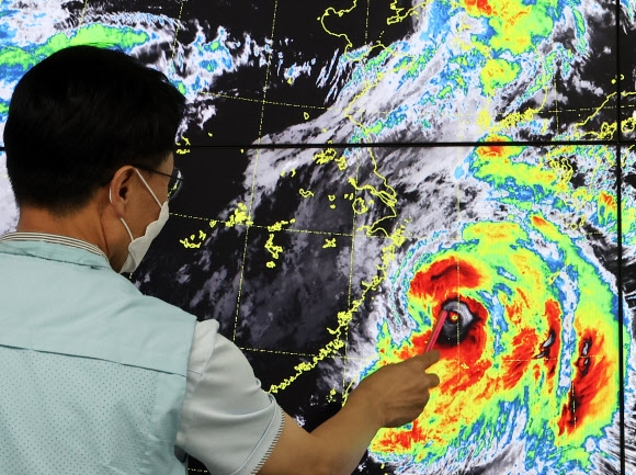Na tarde do quarto dia, no Metropolitan Meteorological Bureau em Gwonseon-gu, Suwon-gu, Gyeonggi-do, um meteorologista analisa e monitora o tufão Hinnamno, o décimo primeiro tufão em direção ao norte.  04/09/2022 Notícias Yonhap