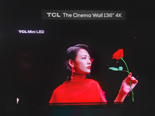 중국 TCL이 6일까지 독일 베를린에서 열리는 ‘IFA 2022’ 전시장에서 선보인 136형 4K 미니 LED TV. 정서린 기자