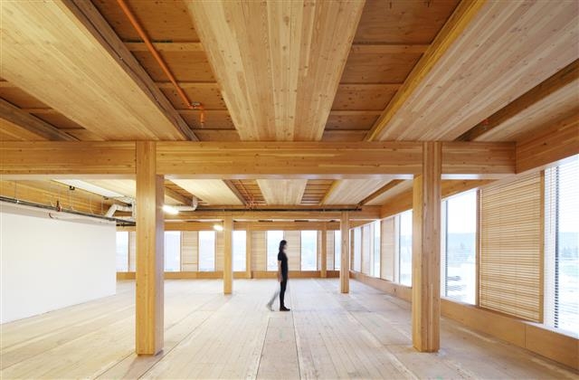 캐나다의 목재혁신·디자인 센터는 나무로 만들어 이산화탄소 발생을 막고 고층 목조 건물의 가능성을 보여 주는 건축물로 평가받고 있다. 네이처 제공